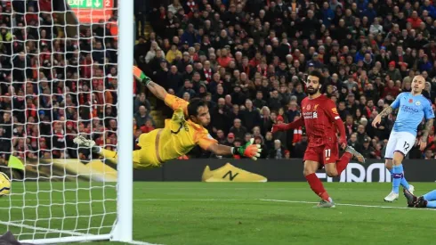 Salah batiendo a Bravo