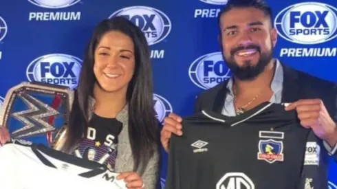 Andrade y Bayley con la camiseta del Cacique