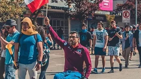 Robinson Méndez marchando con la camiseta de Colo Colo