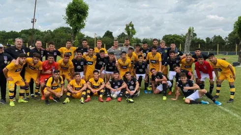 La sub 17 junto a los jugadores de Rosario Central