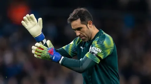 Claudio Bravo gana, pero no tiene una jornada perfecta