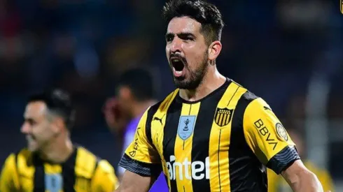 Desde Uruguay le tiran flores a Lucas Viatri