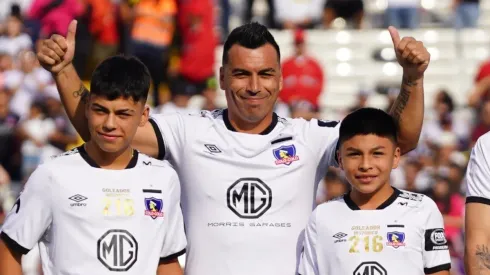 Esteban Paredes junto a sus hijos en la Noche Alba 2020