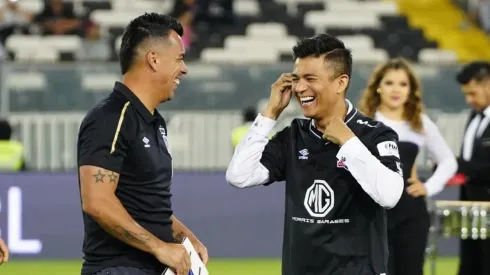 Esteban Paredes entrega camiseta especial a Américo