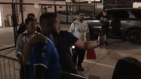 Santiago García se tomó el tiempo de tomarse fotos con los hinchas de Colo Colo