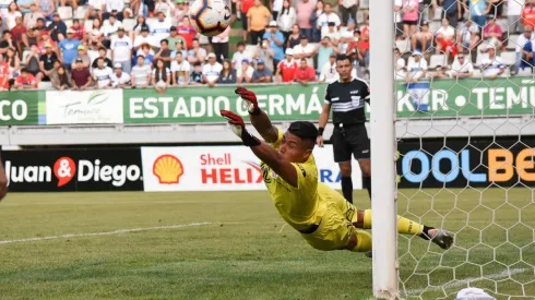 Cortés atajando el disparo de Edson Puch.