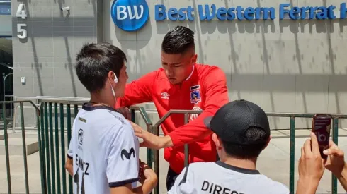 Brayan Cortés saca sonrisas a los niños en la previa