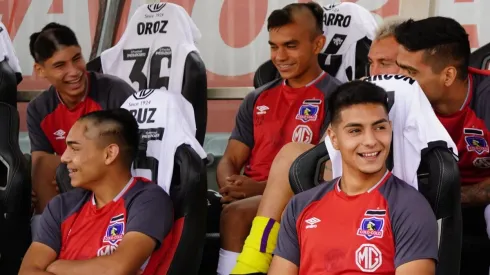 Los juveniles juntos en la banca del primer equipo