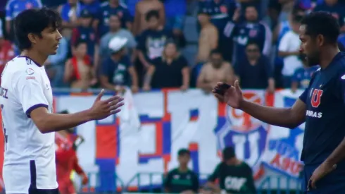 Los hinchas azules repudiaron el actuar de Carabineros.