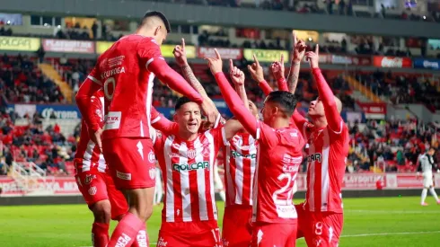 Todos celebran el gol de Juan Delgado