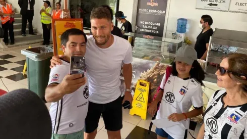 Hinchas albos junto a Germán Lanaro en el hall del sector Océano