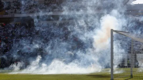 Algunas bombas de estruendo que cayeron en la cancha