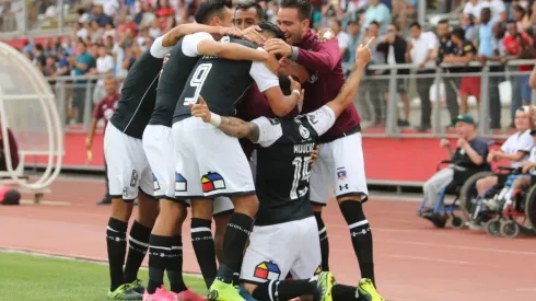 Colo Colo sale a la cancha en el Estadio La Granja