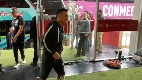 Esteban Paredes llega al estadio La Portada