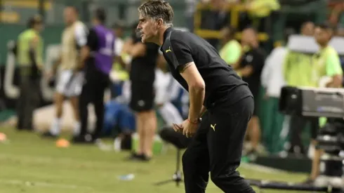 Lopez dirigiendo un partido con Peñarol