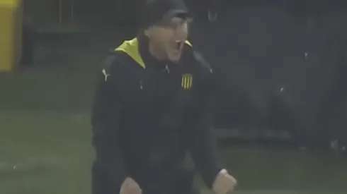 Diego Forlan celebra con todo el gol del triunfo