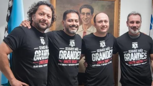 Alcaíno junto a Ruminot, Barticciotto y Valladares, presidente del CSD Colo Colo