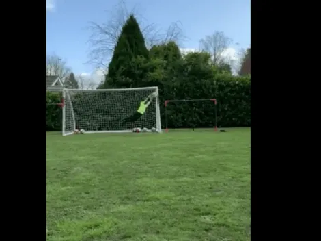 Como su papá: Claudio Bravo se queda en casa y muestra el tapadón de su hijo