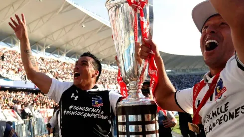 Paredes levantando la copa con Michael Ríos.