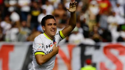Zaldivia celebrando su gol ante la UC en su primer año con Colo Colo