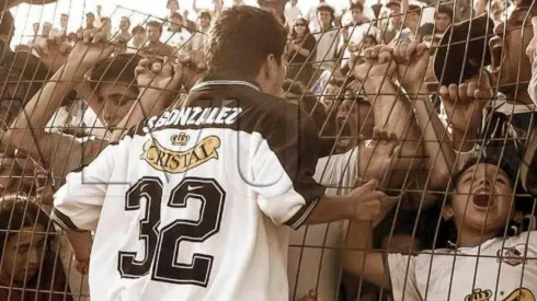 Chamagol celebrando con los hinchas en la reja