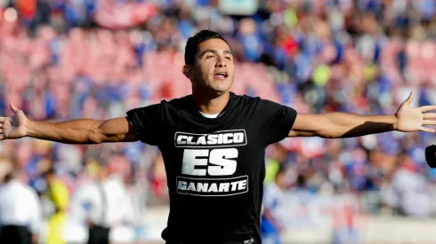 Flores celebrando un triunfo sobre la U