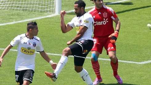 Flores celebrando con Bose un gol a la U en el Monumental