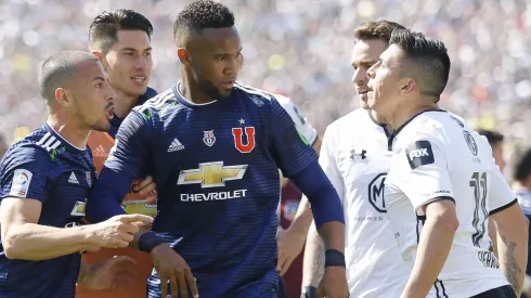 Sebastián Ubilla enfrentando a Gonzalo Fierro en el Superclásico de 2018 en el Monumental