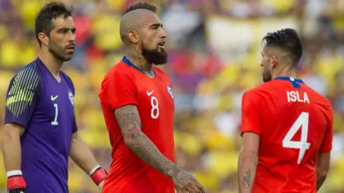 Isla junto a Vidal y Bravo durante el regreso del arquero a la Roja.
