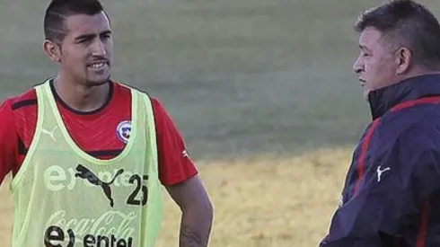 Borghi junto a Vidal en la Roja