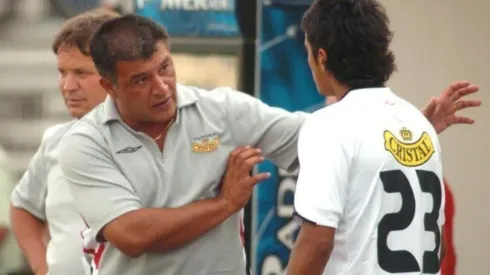 Claudio Borghi dando instrucciones a un joven Arturo Vidal en Colo Colo