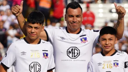 Esteban Paredes junto a sus hijos en la Noche Alba 2020.