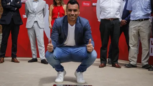 Esteban Paredes en el salón de la fama que le hizo la ANFP
