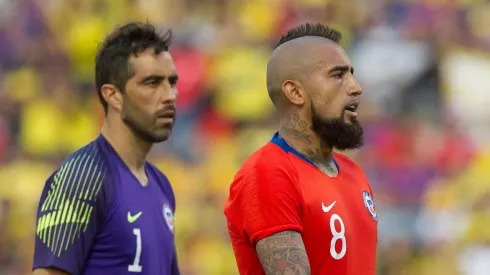 La FIFA determinó que Bravo y Vidal podrían volver con la Roja en septiembre
