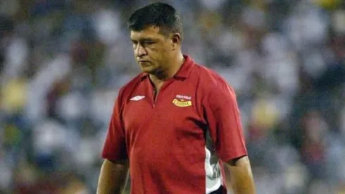 Claudio Borghi reunió a todo el cuerpo técnico en el entretiempo de la final de la Copa Sudamericana