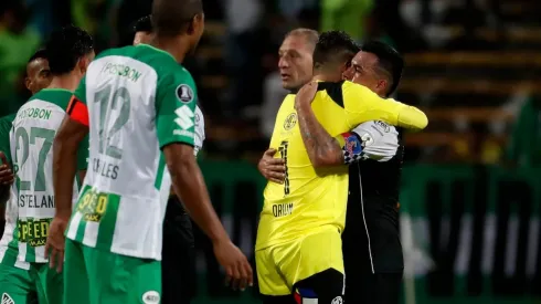 Colo Colo se abrazaba por avanzar a octavos de final tras 11 años sin lograrlo