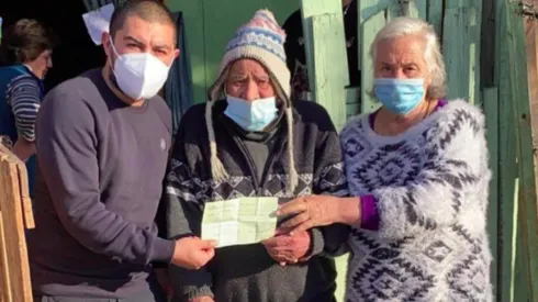 Maturana le regaló una casa a una pareja de abuelos