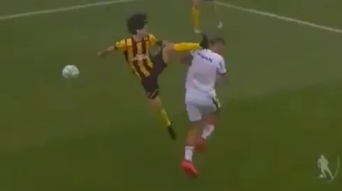 Criminal planchazo a la cabeza del rival marcó la vuelta de Peñarol en Uruguay