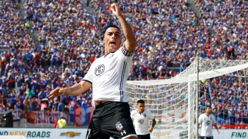 Paredes celebrando una verdadera joya en el Estadio Nacional y silenciando a los hinchas azules.