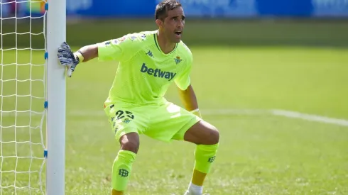 Bravo dejó su arco en cero en su debut oficial con el Betis.