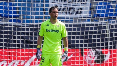 Bravo es titular en el Betis