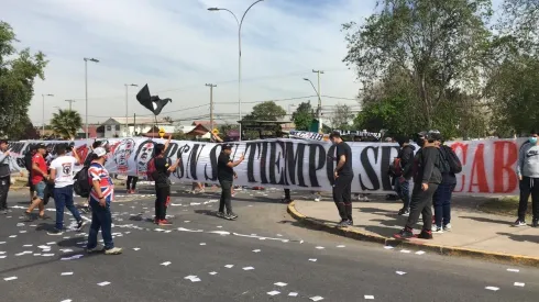Los hinchas de Colo Colo llegaron en masa al Estadio Monumental.