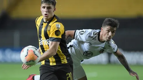 Hinchas pulverizan a Costa