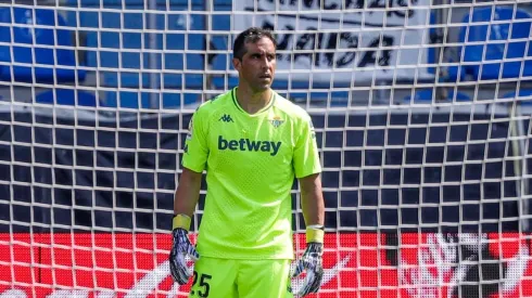 Claudio Bravo se alista para volver a la acción en España.