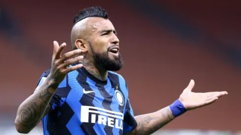 Arturo Vidal no pudo destacar en la derrota del Inter ante su archirrival.