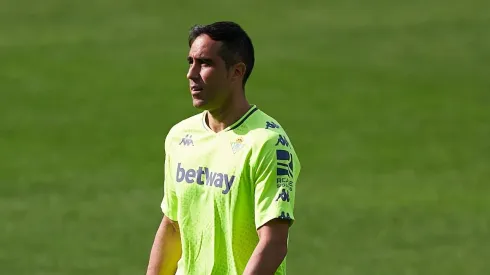 Claudio Bravo vuelve al Camp Nou como titular y después viajará a Chile para integrarse a la selección.