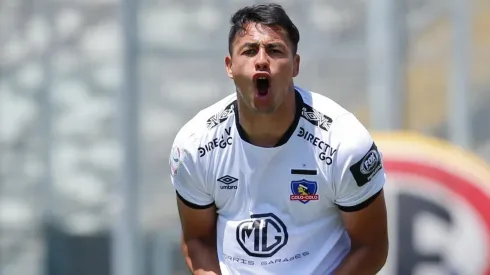 Iván Morales celebrando con todo su gol.