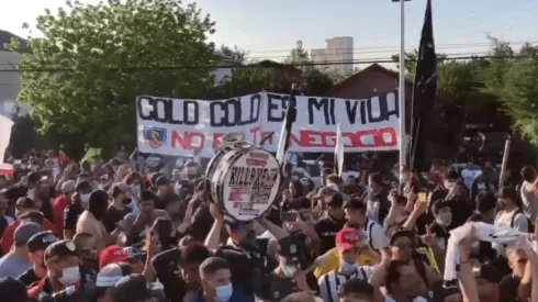 Muchos hinchas llegaron a las afueras del Estadio Monumental.
