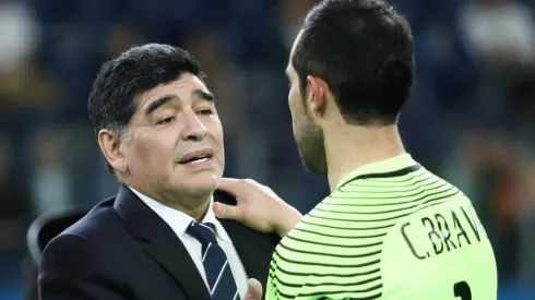 Diego Maradona junto a Claudio Bravo.