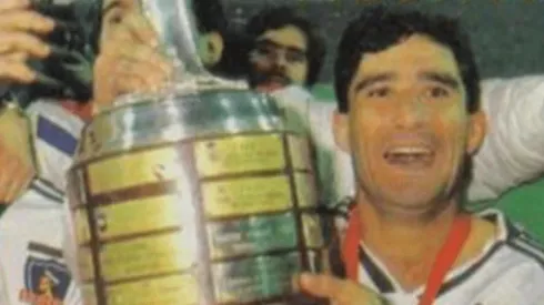 Rubén Espinoza levantando la Copa Libertadores de 1991.